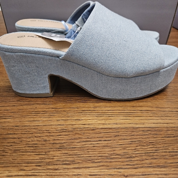 Women's Light Blue Denim "Misty" Slip on sandals Chunky Heel 8M NWT - Picture 3 of 9